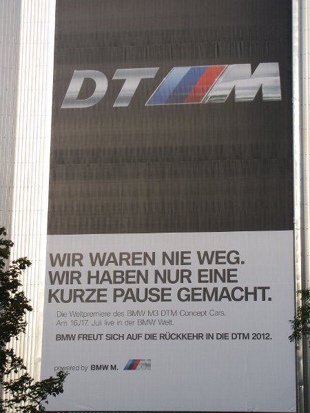 bmw_dtm aankondiging.jpg - In dezelfde straat ligt ook BMW werk 1.1. En hier trof ik deze aankondiging op de gevel aan.